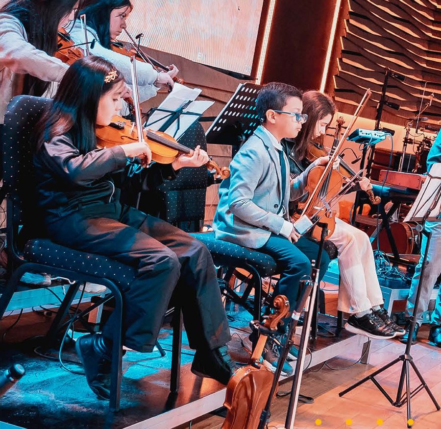 Ensamble de violinistas del programa Kids en un concierto real